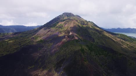 mout batur volcánico en una tranquila mañana brumosa en bali, indonesia