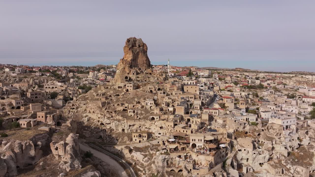Türkiye'deki dramatik kaya oluşumları ve Ortahisar Kalesi'nin havadan görünümü.