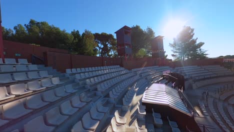 vuelo de drone fpv a través de teatro al aire libre y olivar