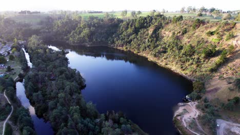 Kleiner-Blauer-Creator-Lake-Mit-Spiegelung-Bei-Sonnenuntergang-In-Derby,-Tasmanien