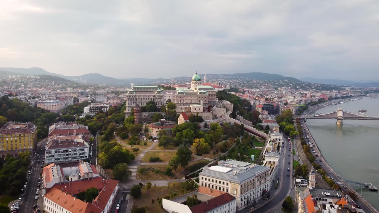 budapest a lo largo del río danubio en una puesta de sol brumosa con cielo nublado