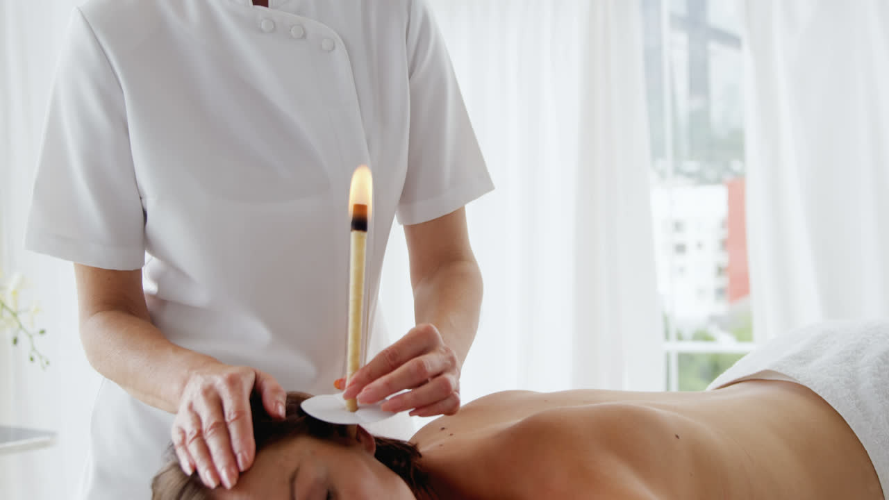 치료사가 환자를 돌보고 있습니다.