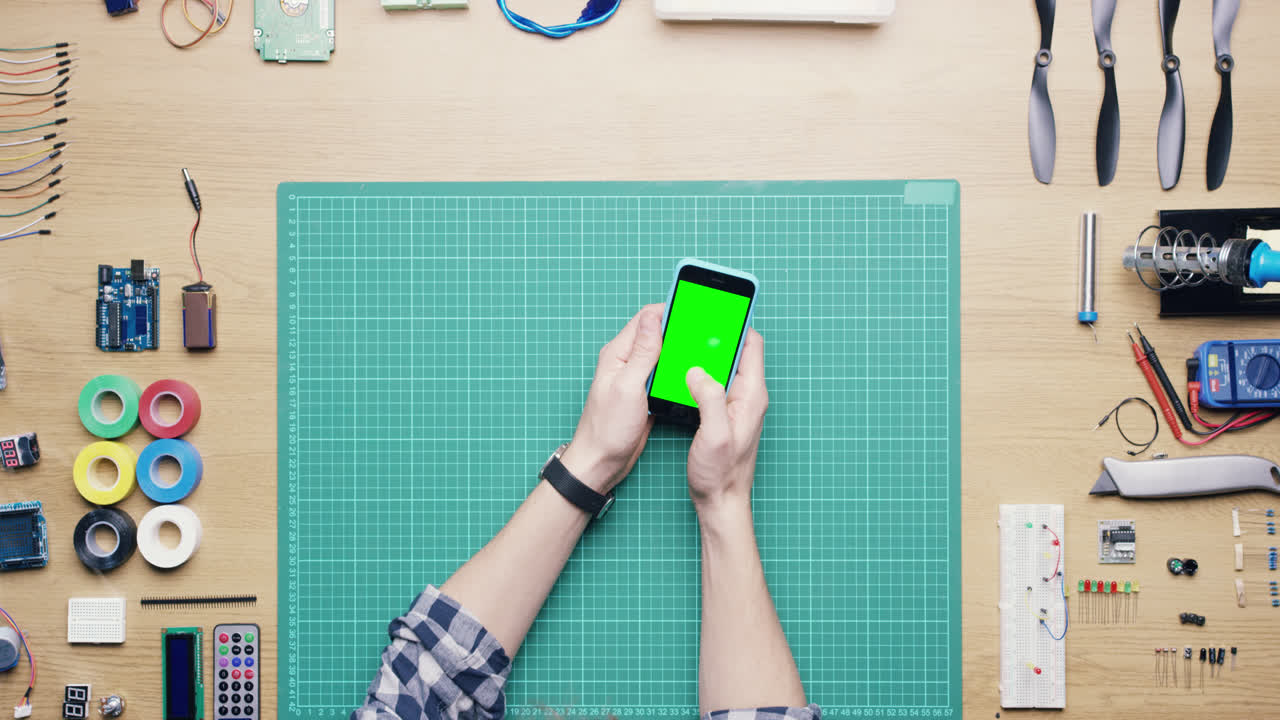 vista superior mujer ingeniera de software usando pantalla táctil de teléfono inteligente en el escritorio desde arriba - dragón épico rojo