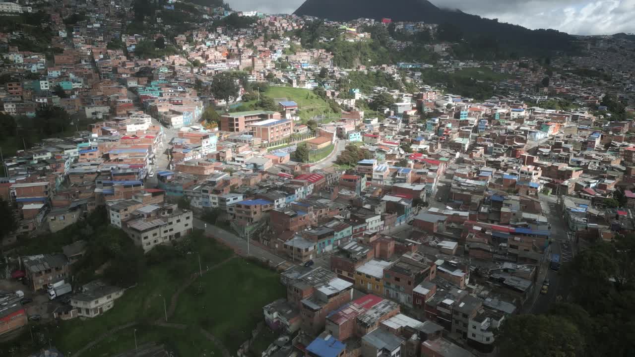 drone se acerca sobre el barrio poblado de bogotá américa latina capital de colombia ciudad peligrosa para el crimen y el robo