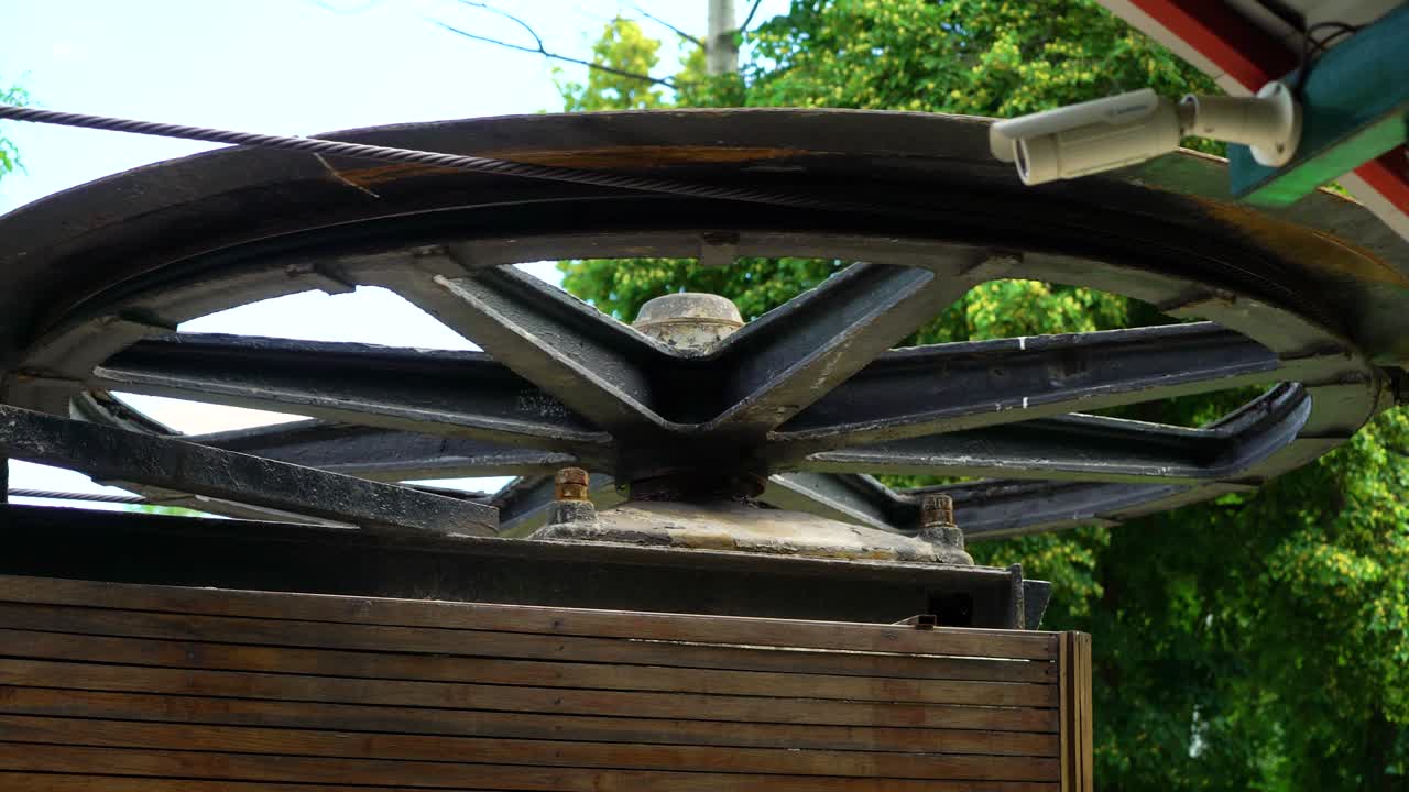 오래된 케이블 웨이 메커니즘과 녹말한 세부 사항은 여름에 도시 공원에서 작동