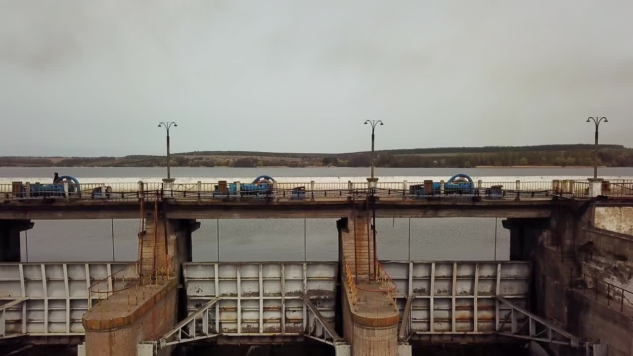 수처리 시설의 다리 아래로 물이 흐르고 있습니다.