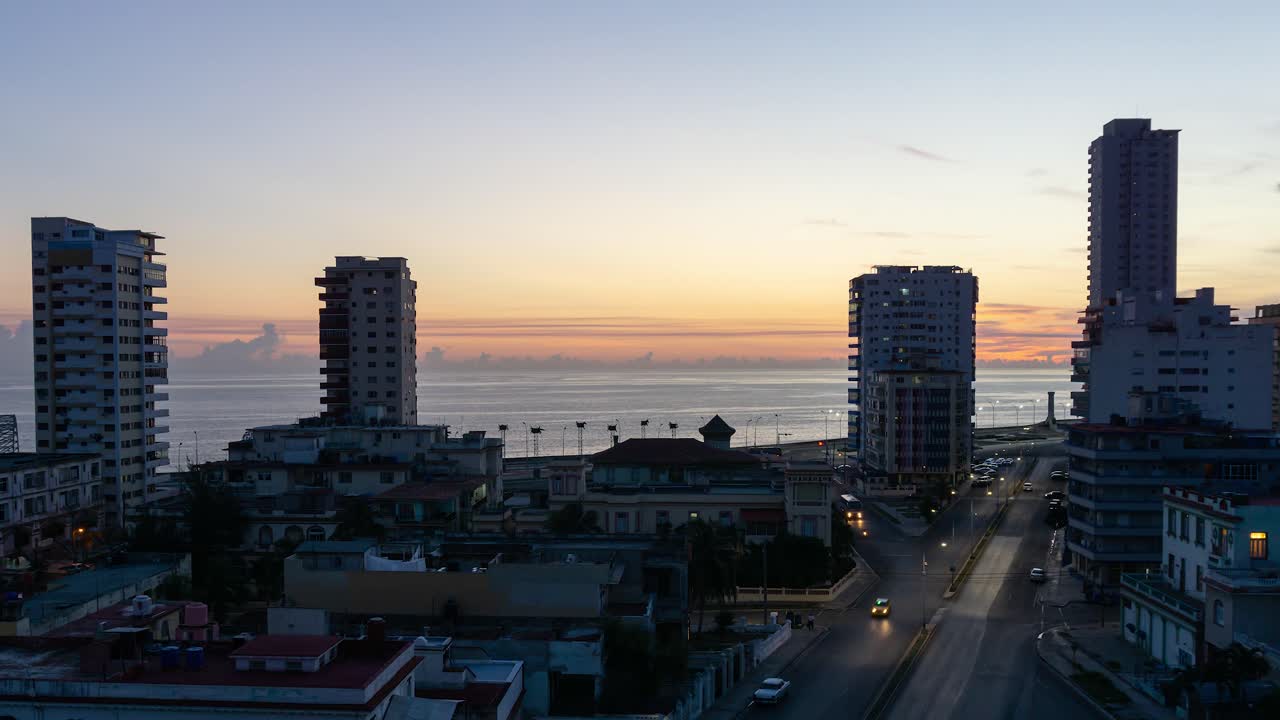 hermosa vista aérea de lapso de tiempo del barrio residencial en la ciudad de la habana, capital de cuba, durante un amanecer vibrante, colorido y nublado