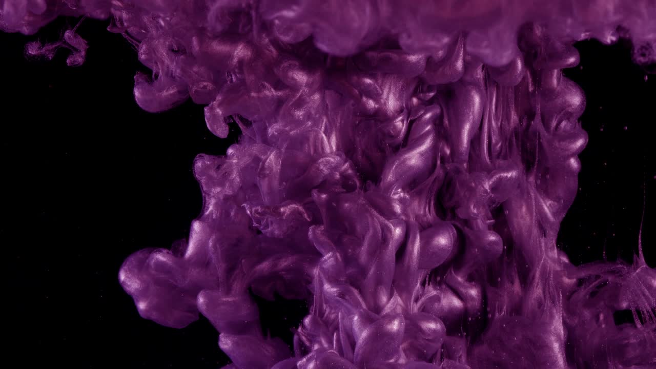 Tinta na água. Tinta rosa com glitter reagindo na água, criando formações de nuvens abstratas. Pode ser usada como transições, adicionada a projetos grunge modernos, fundos de arte, ou qualquer coisa com um toque criativo.
