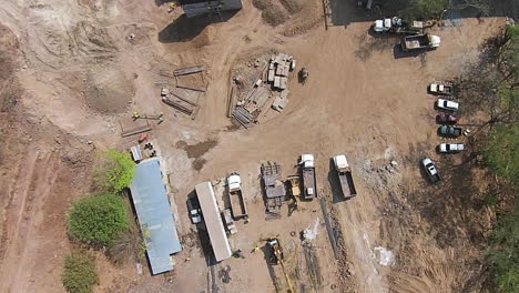 toma aérea de un sitio de construcción en medio del bosque