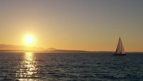 Wide-shot-of-sailboat-in-Elliot-Bay-in-Seattle,-Washington