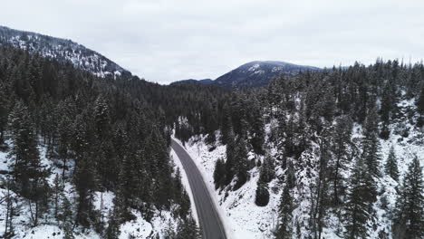 Umarmung-Des-Schnees:-Überquerung-Des-Kelowna-Rock-Creek-Highway