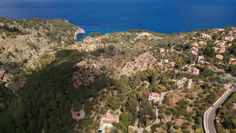 Vista-Aérea-De-La-Sinuosa-Carretera-En-El-Exuberante-Paisaje-De-Mallorca