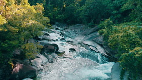 Filmische-Drohnenansicht-Der-Babinda-Felsbrocken,-Des-Wasserfalls,-Der-Abgelegenen-Orte,-Der-Steinhaufen-Und-Der-Verborgenen-Schätze