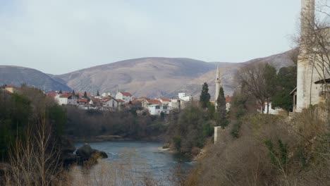 plano general del casco antiguo y el río neretva en mostar con la montaña hum en el fondo