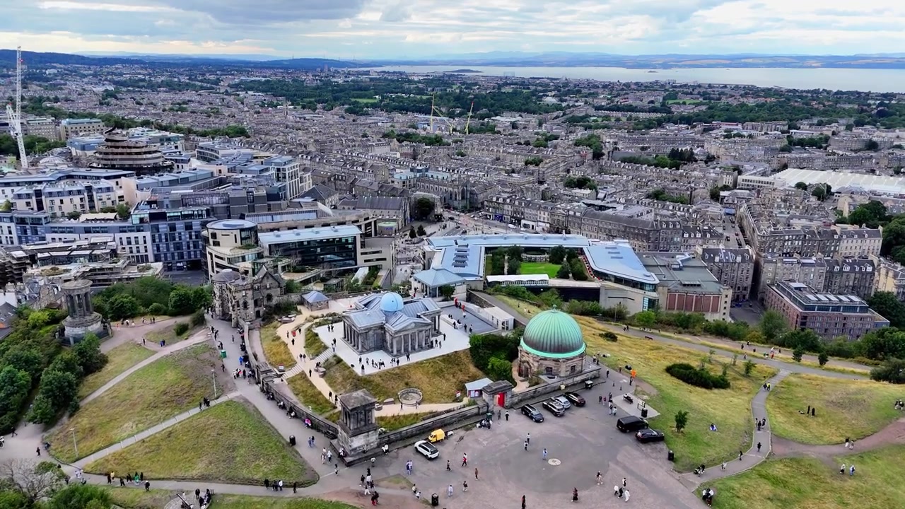 Splendido sorvolo con drone che rivela Calton Hill e lo storico skyline di Edimburgo. Scozia
