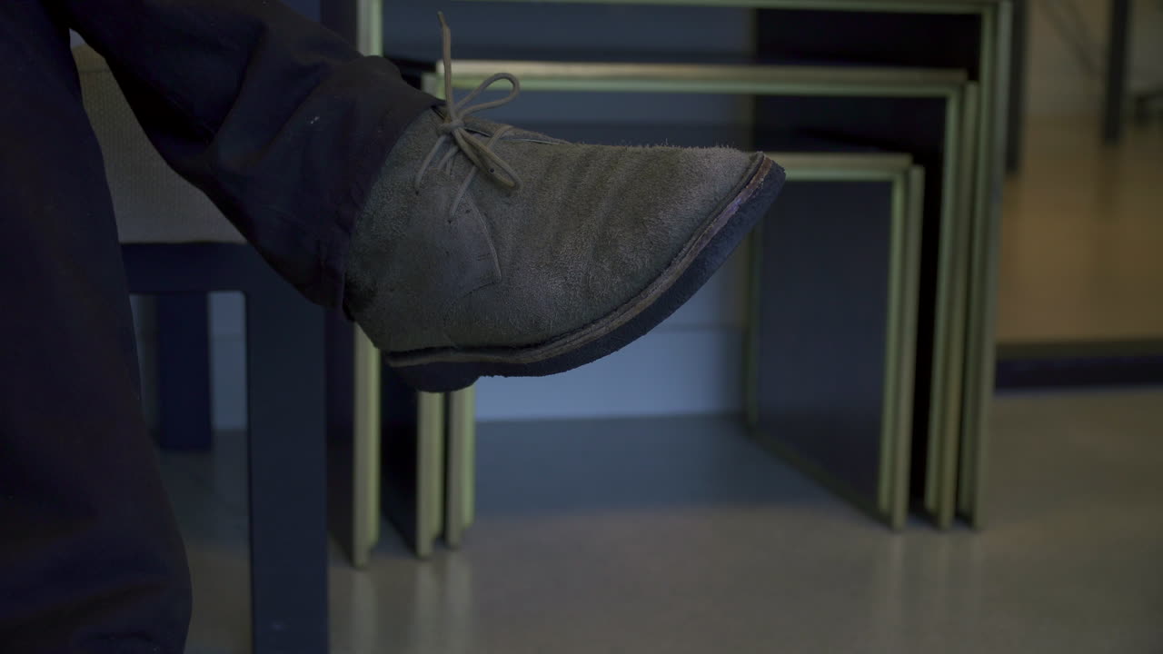 una toma en ángulo bajo de algunos zapatos de trabajo casuales