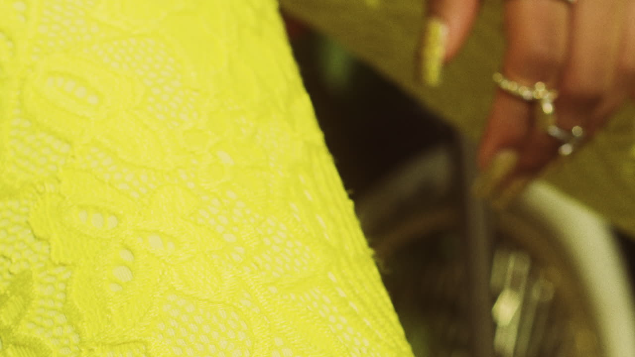 anillos de mujer en la mano durante un día de verano