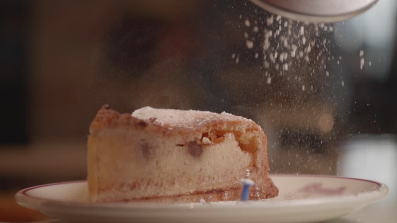 파이에 설탕 가루를 뿌리는 느린 움직임