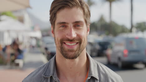 retrato de un joven atractivo sonriendo confiado disfrutando de unas cálidas vacaciones de verano en una concurrida playa urbana magnífico hombre caucásico serie de personas reales