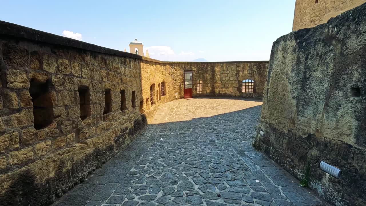 고대 돌로 된 복도와 마당을 걸어다니며