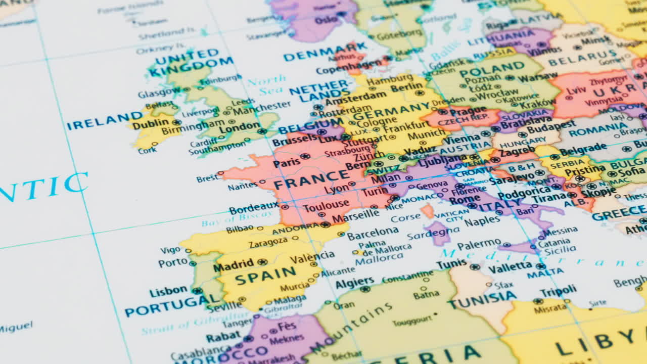 primer plano del país palabra francia en un mapa del mundo con el nombre detallado de la capital