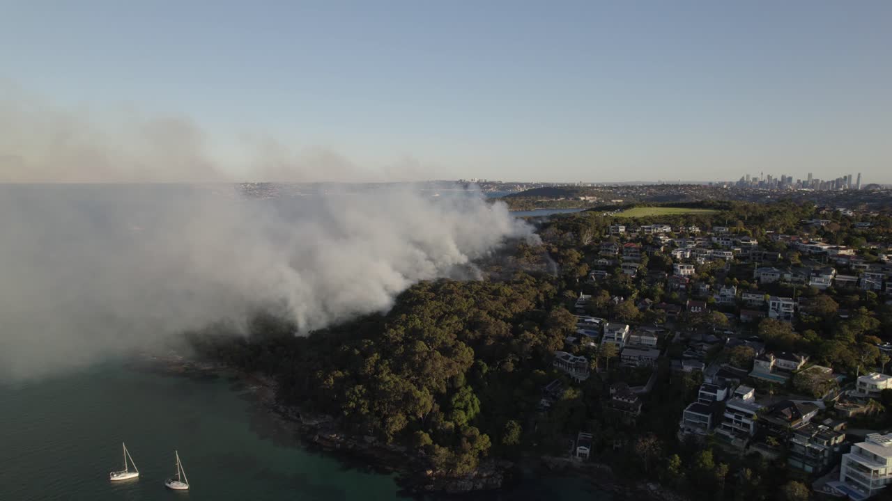 Sydney on Fire Aerial Footage Pan view Back burning fire El Niño 4K footage captures firefighting, smoke and helicopter rescues. May 29, 2023 Australia