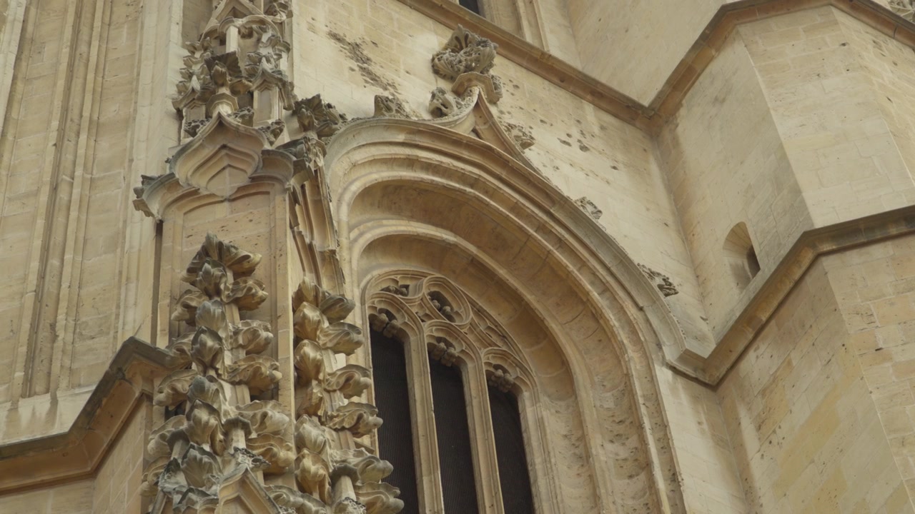 Dettaglio degli intricati intagli in pietra e delle finestre sulla facciata della Cattedrale di San Salvador