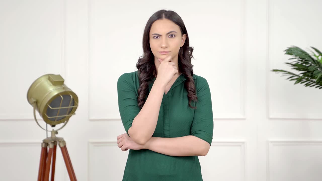 mujer india juzgando a la gente en una función