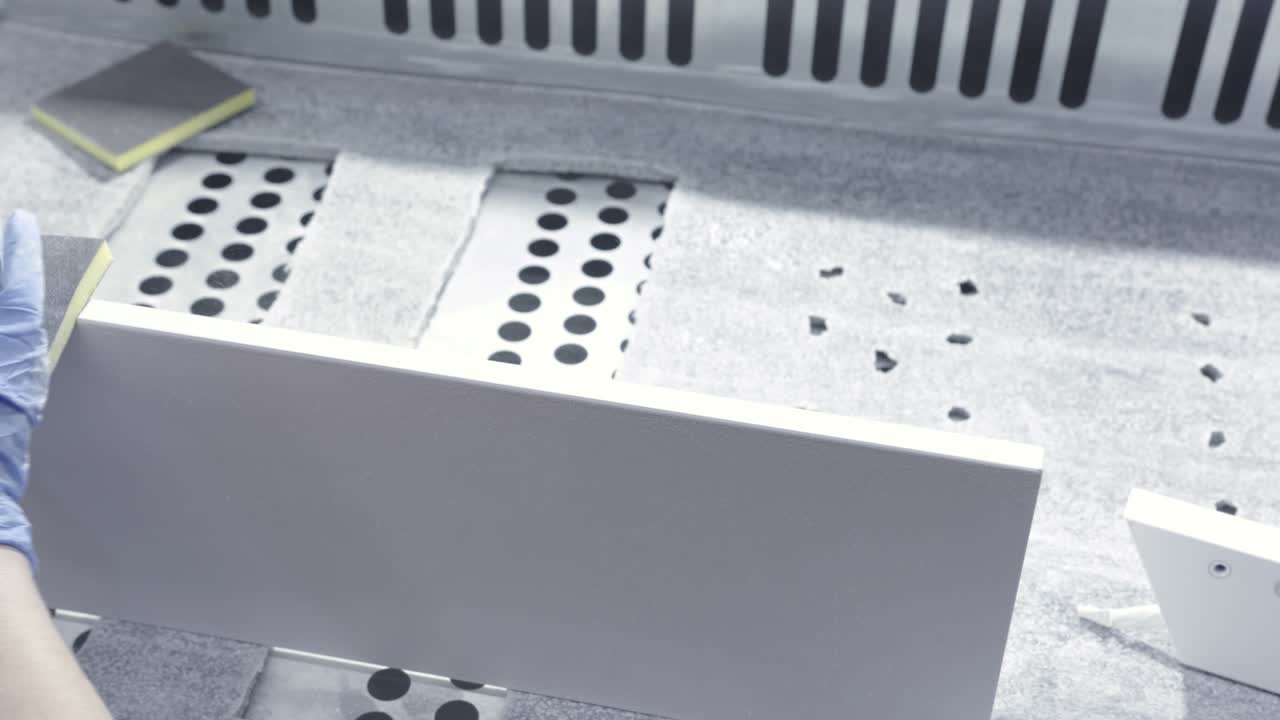 제조 시설에서 목재 패널을 는 것