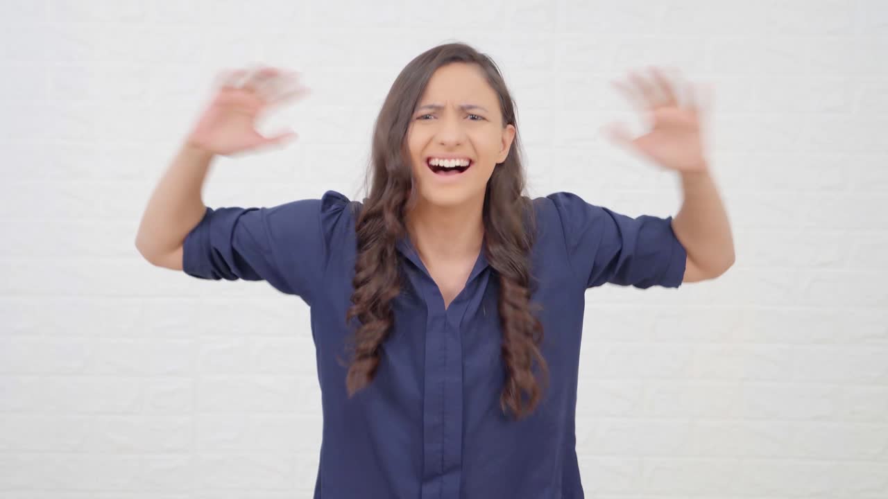 chica india frustrada gritando y luchando