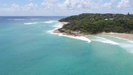 Paisaje-Marino-Con-Olas-Rompiendo-A-Través-De-La-Costa-Rocosa-De-La-Playa-De-La-Cabecera-Del-Cilindro-En-Point-Lookout,-Australia