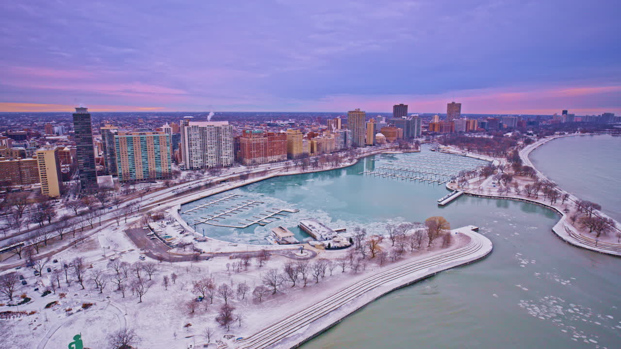 Volo cinematografico di drone sul quartiere Loop a Chicago all'alba invernale.