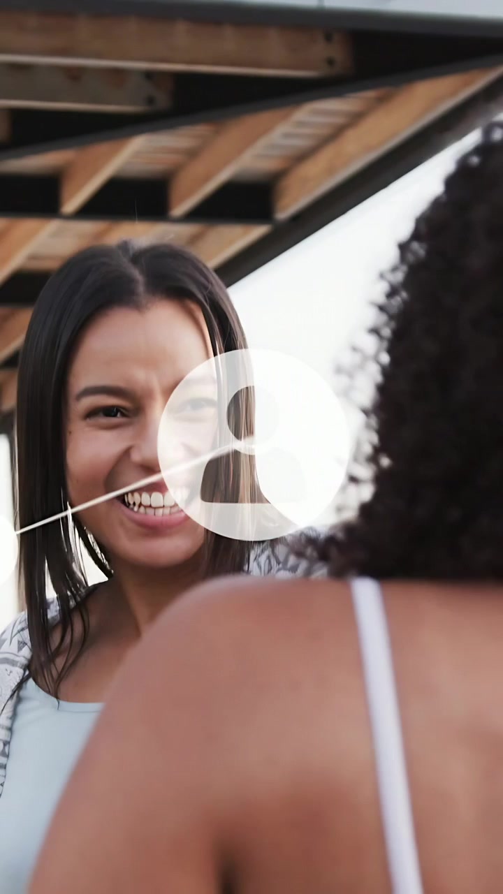 Video verticale: Donna riccia che si muove ridendo, provocando l'animazione di un'interfaccia di rete per la condivisione sui social.