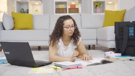 estudiante que hace investigación.