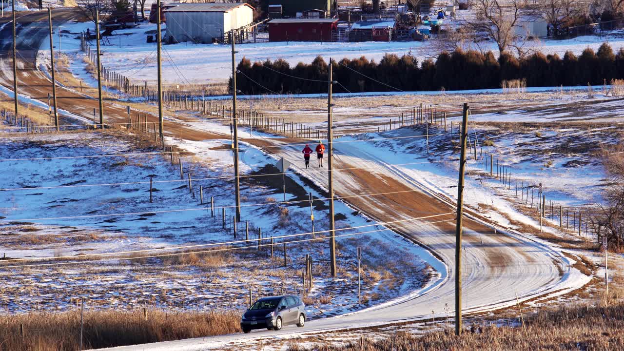 시골의 비포장 도로를 달리는 자동차