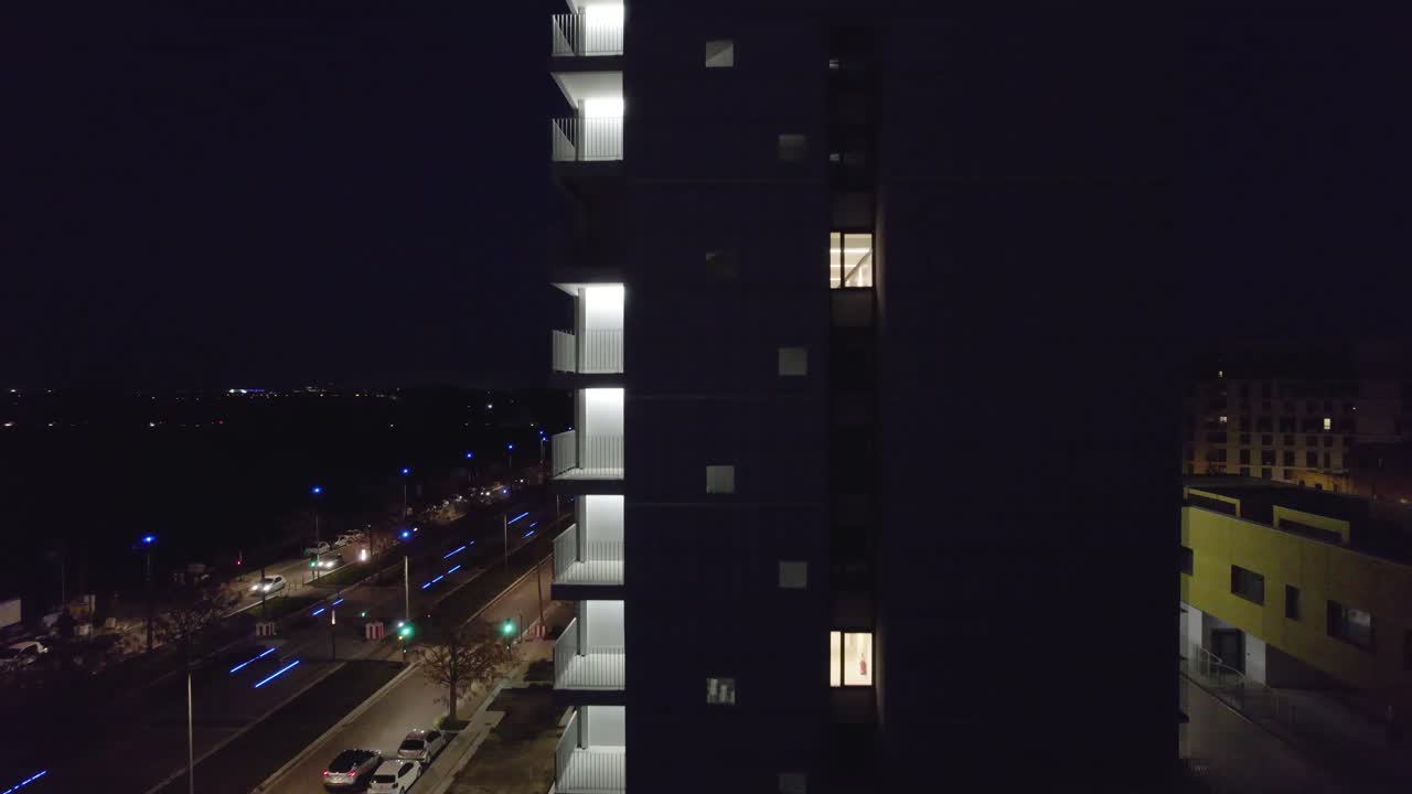 vista aérea del edificio de arquitectura moderna por la noche con una terraza vibrante
