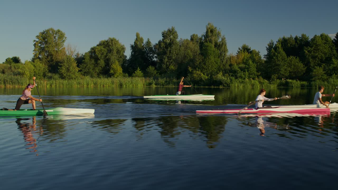 Persone in canoa e kayak su un lago