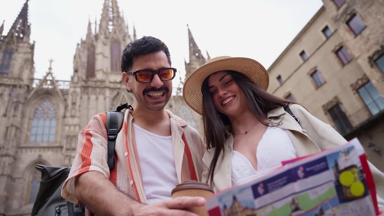 Coppia di turisti felici che esplora la città con mappa e caffè