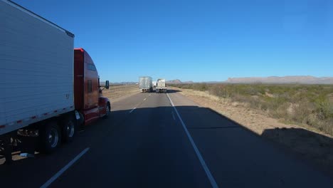 2x pov mentre esci da un'area di sosta lungo l'interstatale nel texas occidentale in una giornata di sole