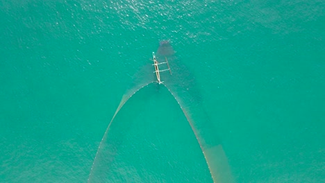 Toma-Aérea-De-Un-Pescador-Local-Usando-El-Método-De-Pesca-Más-Antiguo-De-Sri-Lanka