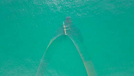 toma aérea de un pescador local usando el método de pesca más antiguo de sri lanka
