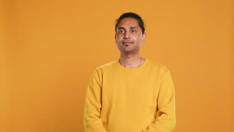 Portrait-of-radiant-optimistic-man,-studio-background