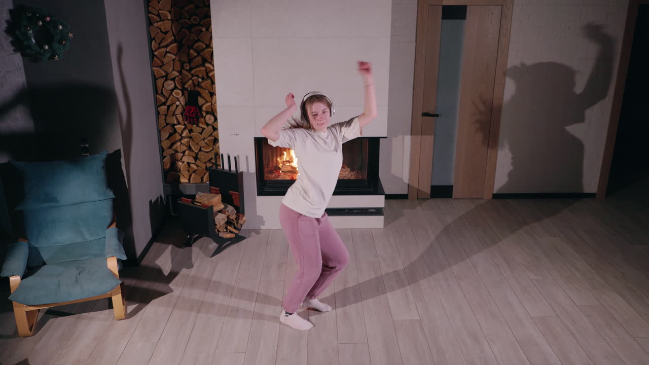 mujer bailando en casa