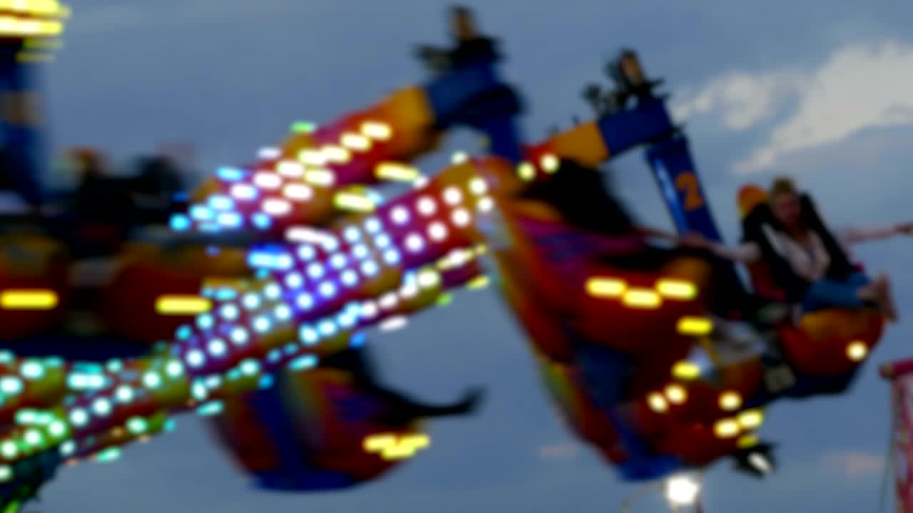 primer plano borroso de las atracciones de la feria.