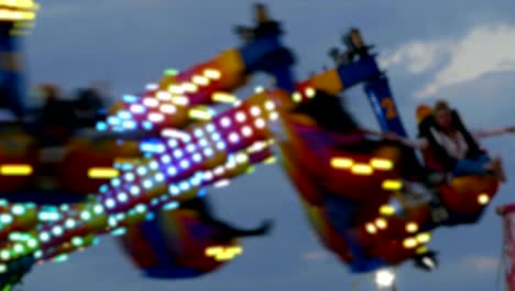primer plano borroso de las atracciones de la feria.