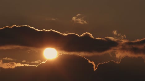 una hermosa puesta de sol más allá de las nubes, plano general estático