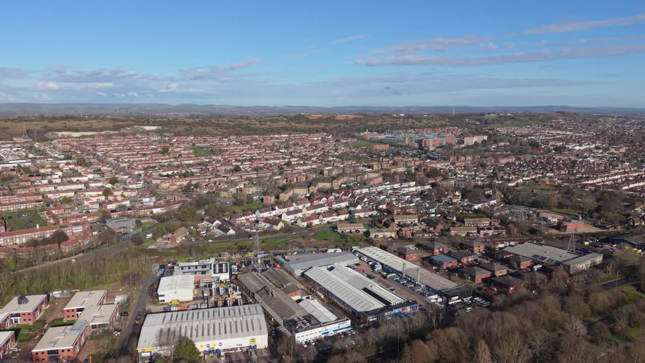 Portsmouth menampilkan rekaman drone perumahan dan area sekitar Rumah Sakit Queen Alexandra dengan pemandangan pedesaan yang jauh, menunjukkan lingkungan perkotaan yang beragam pada hari yang cerah.