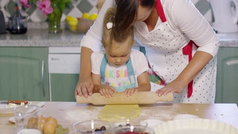 Mutter-Rollt-Mit-Einem-Kleinen-Helfer-Gebäck-Aus