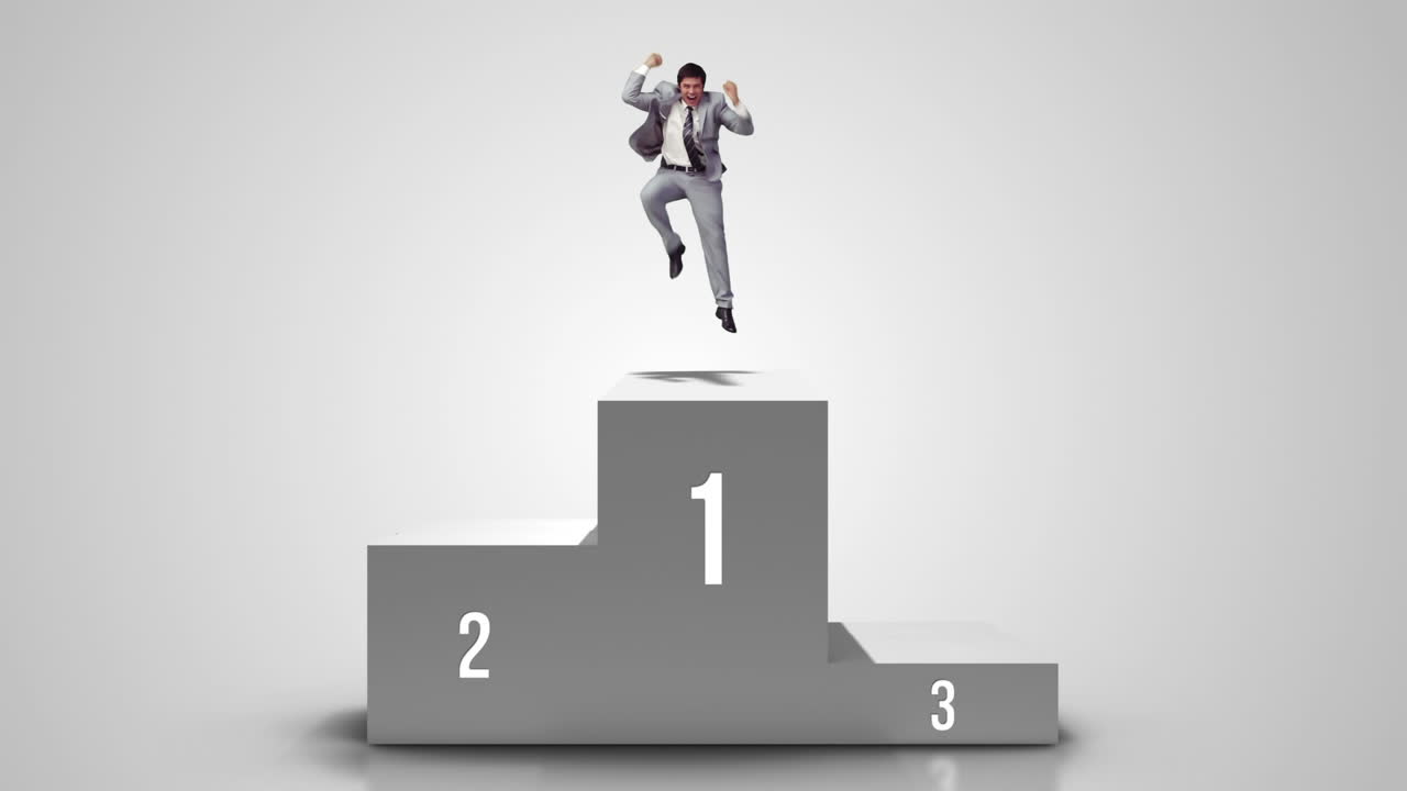 hombre de negocios aplaudiendo en el primer puesto posium