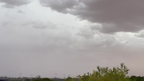 nubes de tormenta oscuras y amenazantes rodando